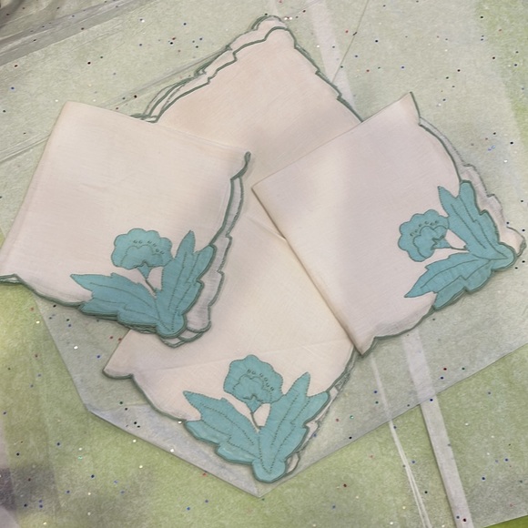 Vintage square table cloth with matching tea towels, 34x 32, - Picture 9 of 9